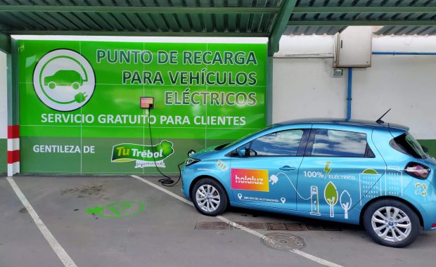 Punto de recarga para vehículos eléctricos en Tu Trébol Hola Luz Canargy