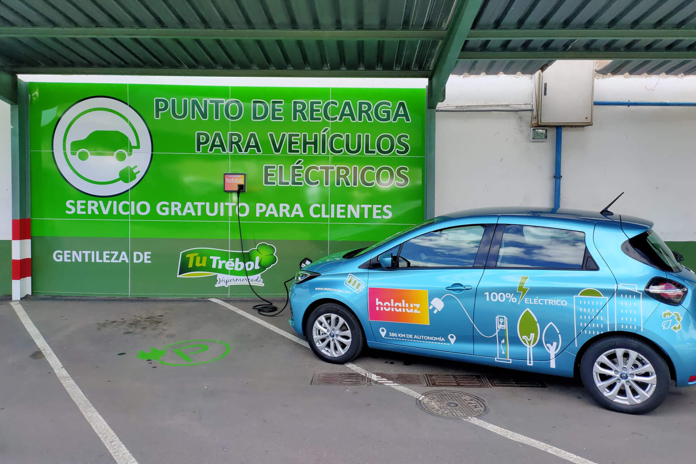 Punto de recarga para vehículos eléctricos en Tu Trébol Hola Luz Canargy